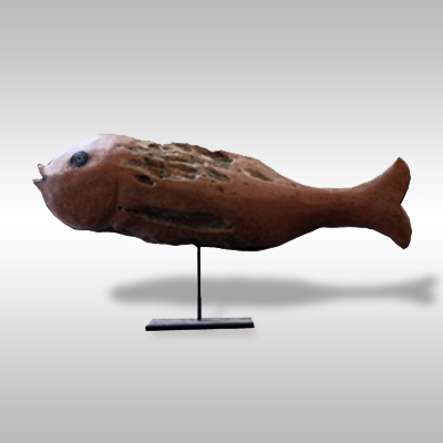 Stehende Fischschnitzerei